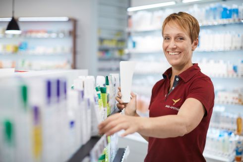 Mitarbeiterin Apotheken am Hochrhein mit Tube in der Hand
