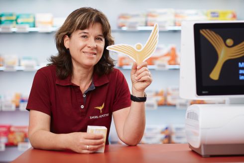 Mitarbeiterin Apotheken am Hochrhein mit Engel in der Hand
